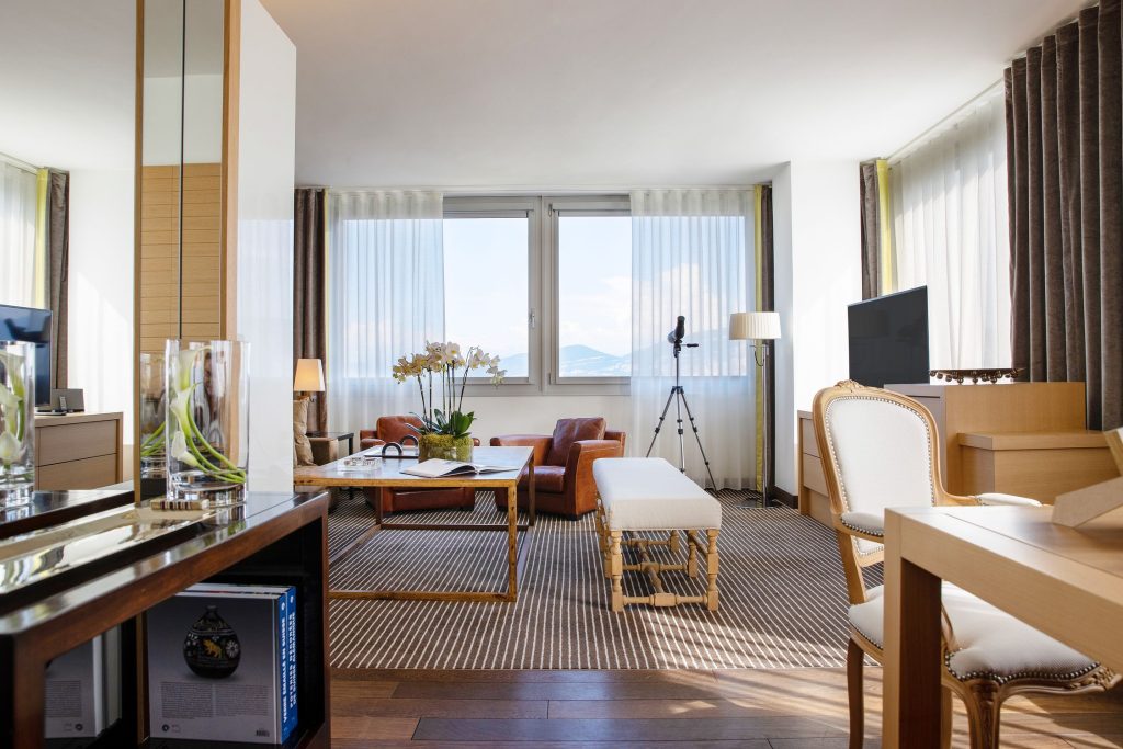 Unique in design and decor, the Panoramic Lake View Suites are surrounded by amazing views of Lake Geneva, Mont Blanc and the famed Jet d’Eau water fountain.