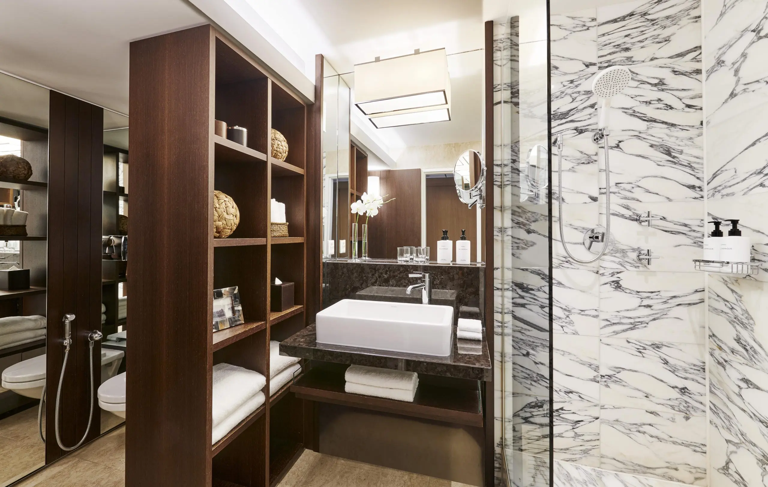 InterContinental-Geneve-Premium-Room-bathroom-9-10-11eme-floor-min-scaled (1)