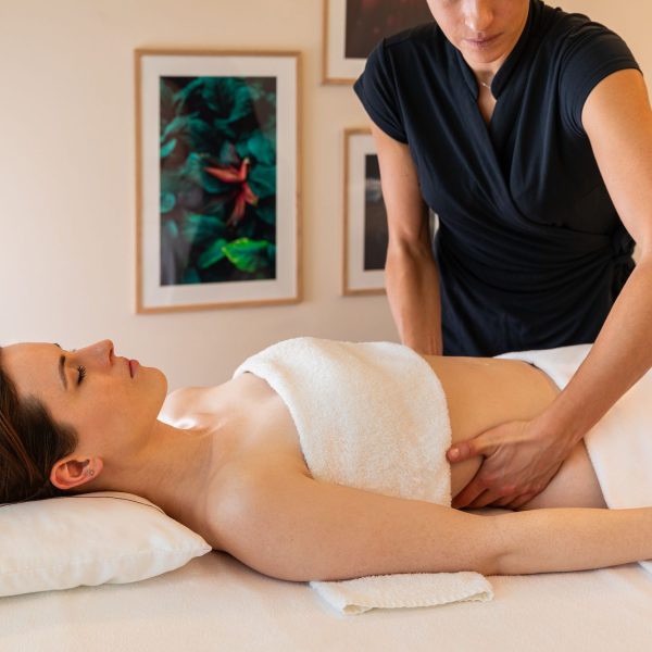 Une femme recevant un massage relaxant au spa de l'InterContinental Genève.
