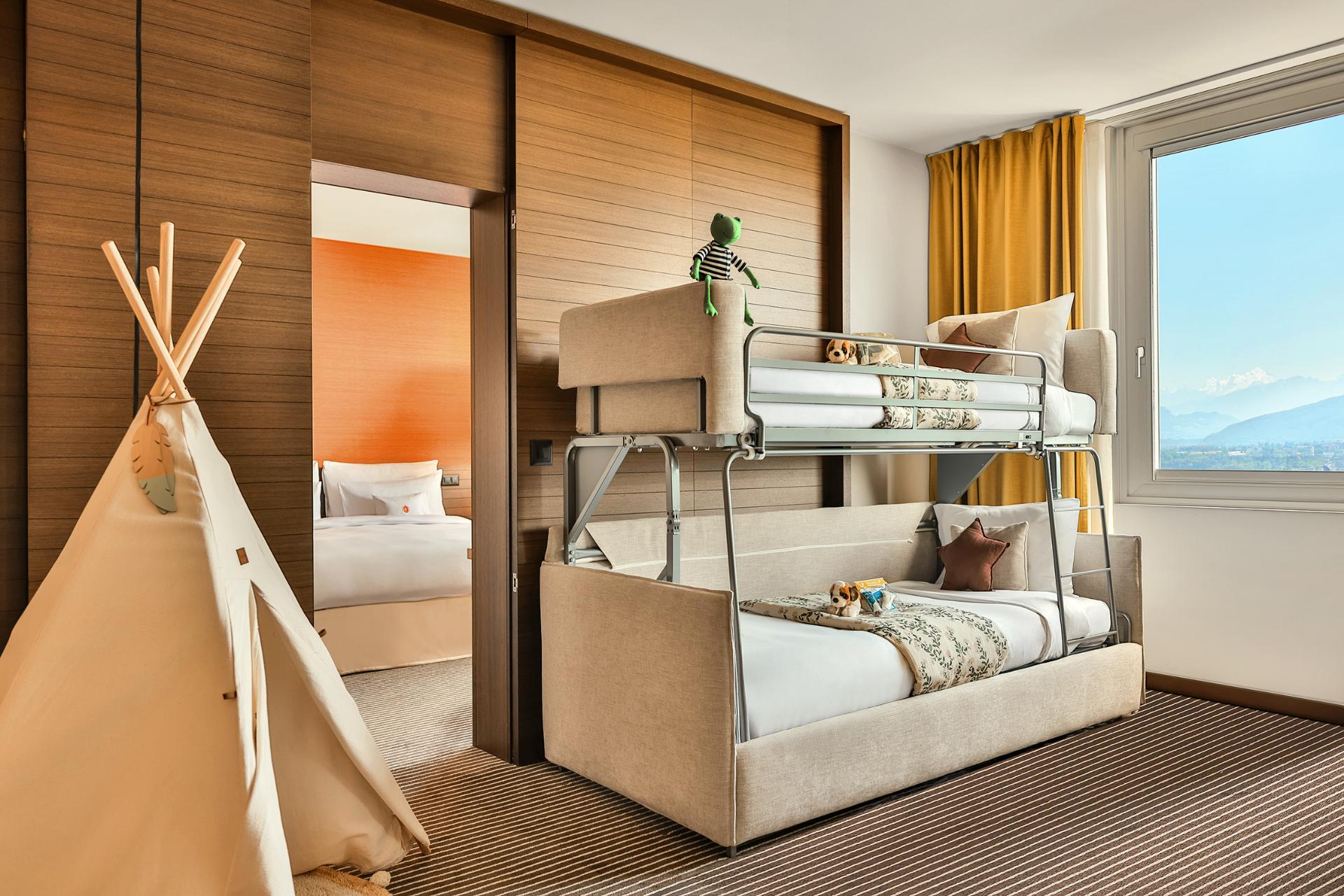 intercontinental-geneve-family-suite-literie-enfants-lecture-jeux