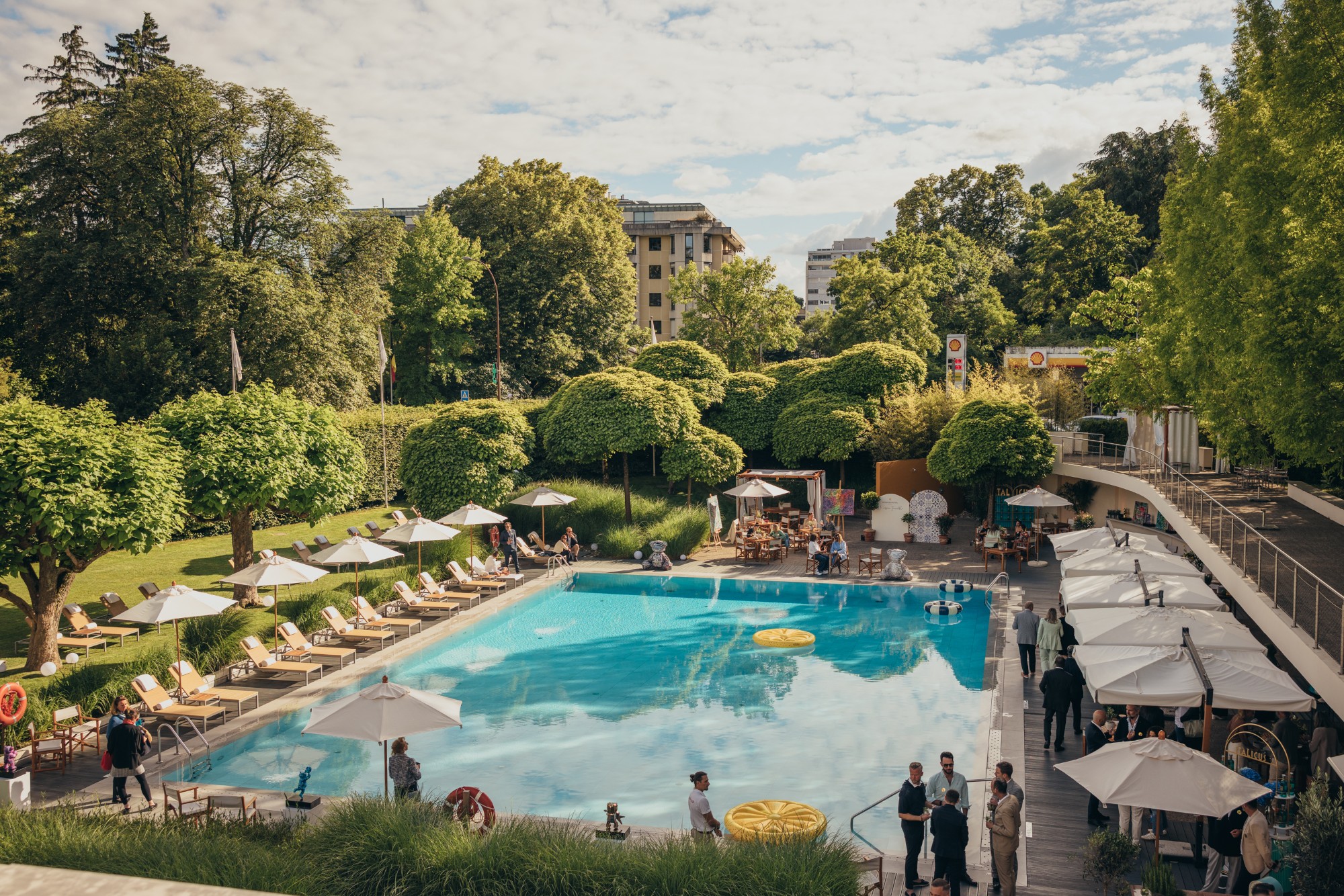 Inauguration estivale autour de la piscine